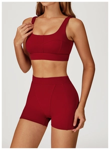Dettaglio del set yoga rosso vino elasticizzato con cuciture professionali e tessuto opaco