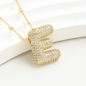 Collana a palloncino dorata con ciondolo lettera E in zirconi micro-pave su catena a sfere