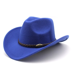 Dettaglio del cappello da cowboy in feltro blu reale con fascia intrecciata e fibbia toro