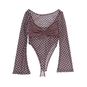 Vue détaillée d'un body en maille marron à pois avec manches longues et nœud frontal