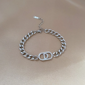 Bracelet chaîne minimaliste en acier titane argenté avec pendentif lettre D sur soie