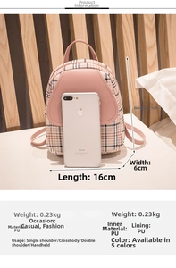 Mini zaino rosa a quadri con confronto dimensioni smartphone che mostra il design compatto