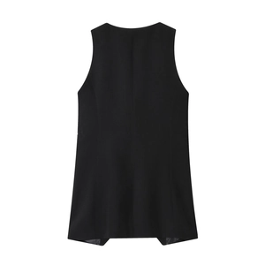 Vue détaillée de la texture tissée lisse et de l'ourlet du gilet sans manches noir