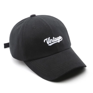 Primer plano del bordado blanco Vintage en una gorra de béisbol de algodón negro