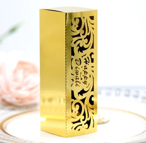 Detail einer lasergravierten goldenen Geschenkbox mit Happy Diwali Schriftzug auf Teller