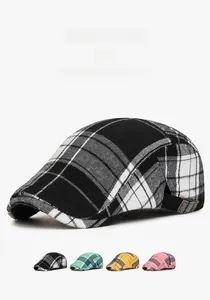Dettaglio del cappello vintage a quadri con trama intrecciata e fibbia in metallo regolabile