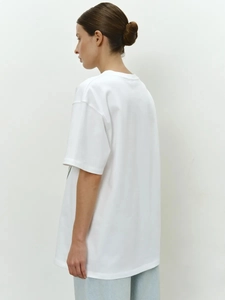Πλάγια όψη του λευκού oversized t-shirt από 100% βαμβάκι που δείχνει την εφαρμογή