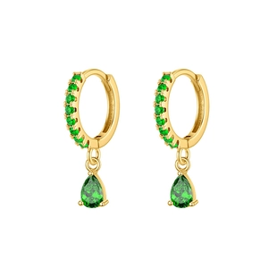 Détail de créoles dorées avec pavé de zircons verts et pendentifs en forme de poire