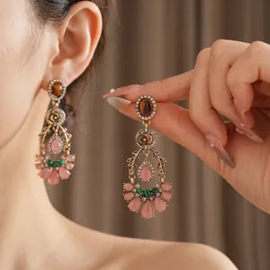 Orecchini a goccia in stile vintage con gemme rosa e fiori di cristallo lucidi