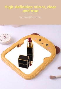 Detailansicht eines süßen Bären-Spiegels mit klarer Lippenstift-Reflexion