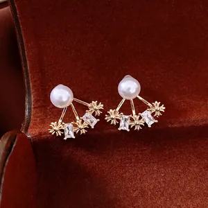 Orecchini a fiore in oro 14k con perle e stelle di zircone dal design raffinato