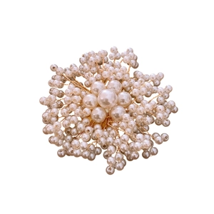 Spilla fiore di perle fatta a mano con perle color crema e filo dorato stile elegante