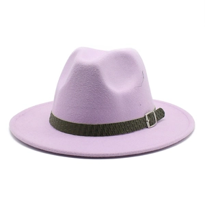 Dettaglio cappello fedora in lana lavanda con fascia intrecciata scura e fibbia