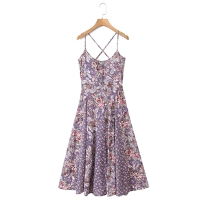 Détail d'une robe violette à motif cachemire avec bretelles croisées et lien de taille