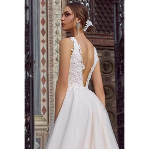 Robe de mariée élégante en dentelle blanche à dos nu avec col en V et jupe en tulle