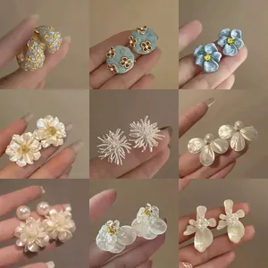 Lot de neuf boucles d'oreilles vintage fleurs en forme de C avec strass et émail