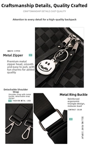 Detail eines Lederrucksacks mit Schachbrettmuster und silbernem Metallreißverschluss