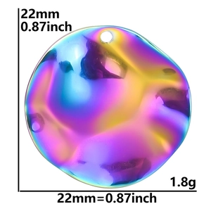 Vue détaillée du pendentif 22mm en acier inoxydable arc-en-ciel avec texture