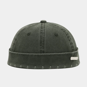 Bonnet docker en toile lavée vintage avec plaque logo et détails de coutures usées