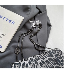 Detailansicht der Schultertasche mit Leopardenmuster und feiner Metallkette