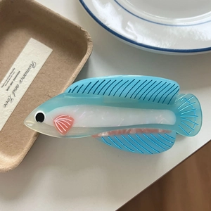 Pince à cheveux en acétate en forme de poisson bleu et blanc avec textures de nageoires