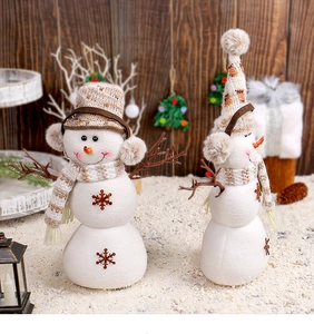 Détails macro de bonhommes de neige en peluche avec chapeaux à carreaux et broderies