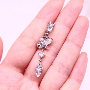 Makroaufnahme von silbernem Schmetterling Bauchnabelpiercing mit glitzerndem Zirkonia