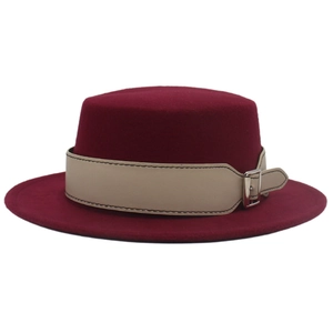 Dettaglio cappello di lana bordeaux con cinturino in pelle beige e fibbia
