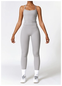 Détail d'un ensemble de yoga gris avec haut dos nu et legging de sport taille haute