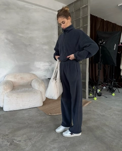 Detailansicht des weichen Polarfleece-Sets in Dunkelgrau mit Reißverschluss und Hose