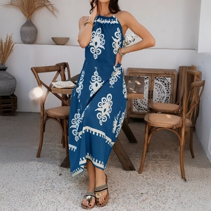 Boho Neckholder-Maxikleid in Blau mit weißem Stammesmuster im mediterranen Stil