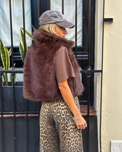 Vista esterna di un elegante gilet in ecopelliccia marrone con morbida consistenza