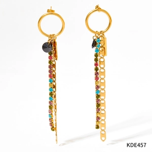 Boucles d'oreilles dorées avec strass colorés et élégantes longues chaînes