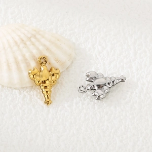 Vue détaillée des pendentifs homards en or et argent sur coquillage pour bijoux DIY