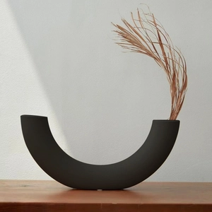 Minimalistische mattschwarze U-förmige Keramikvase für nordische Heimdekoration