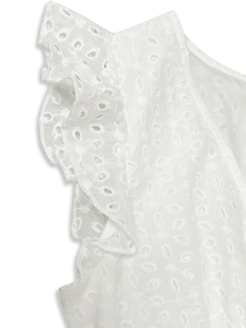 Détails d'une robe blanche avec broderie anglaise ajourée et manches à volants élégantes