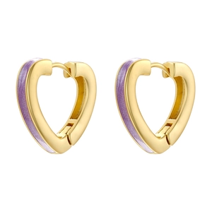 Vue détaillée de boucles d'oreilles cœur en or avec émail violet et fermoir à cliquet