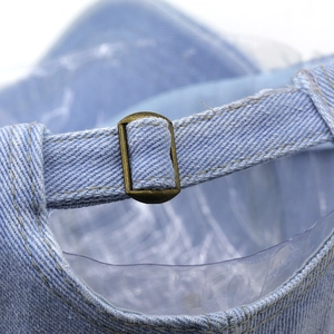Cinturino posteriore regolabile del berretto in denim azzurro con fibbia metallica