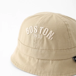 Primer plano detallado de gorro de lona caqui con bordado blanco de BOSTON 1630