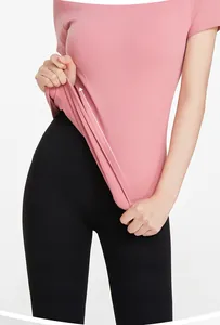 Dettaglio della maglietta sportiva rosa slim-fit che mostra il tessuto elastico e durevole