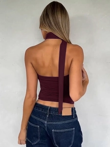 Σέξι μπορντό εξώπλατο crop top με δέσιμο στο λαιμό και κορδέλες σε μοντέλο