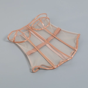 Detail eines nudefarbenen Korsettkleides mit Fischgrätenstruktur und Metallreißverschluss