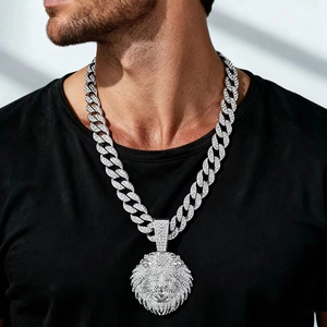 Chaîne cubaine argentée hip hop avec pendentif tête de lion en strass portée par un mannequin