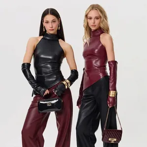 Hauts licou en simili cuir pour femmes avec gants assortis et pantalons ajustés en PU