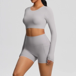 Detail van de yogaset met duimgaten in de top en functionele zijzakken op de korte broek