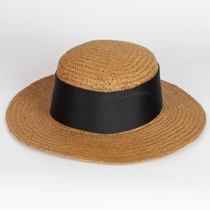 Détail du chapeau canotier classique avec tissage de paille fin et ruban gros-grain noir