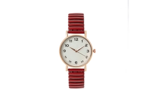 Détail du bracelet extensible en cuir verni rouge et de la montre à quartz or rose