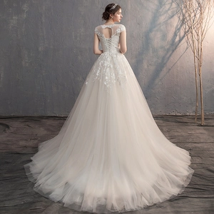 Robe de mariée élégante en dentelle blanche avec dos ouvert en cœur et longue traîne trapèze