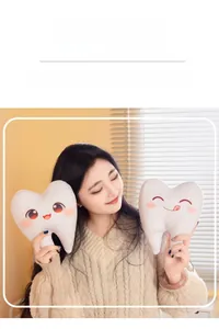 Gros plan sur des coussins dents en peluche douce avec expressions de dessin animé