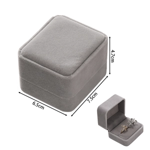 Gray velvet jewelry box showing precise 4.7x7.5x6.5cm dimensions and ring storage interior